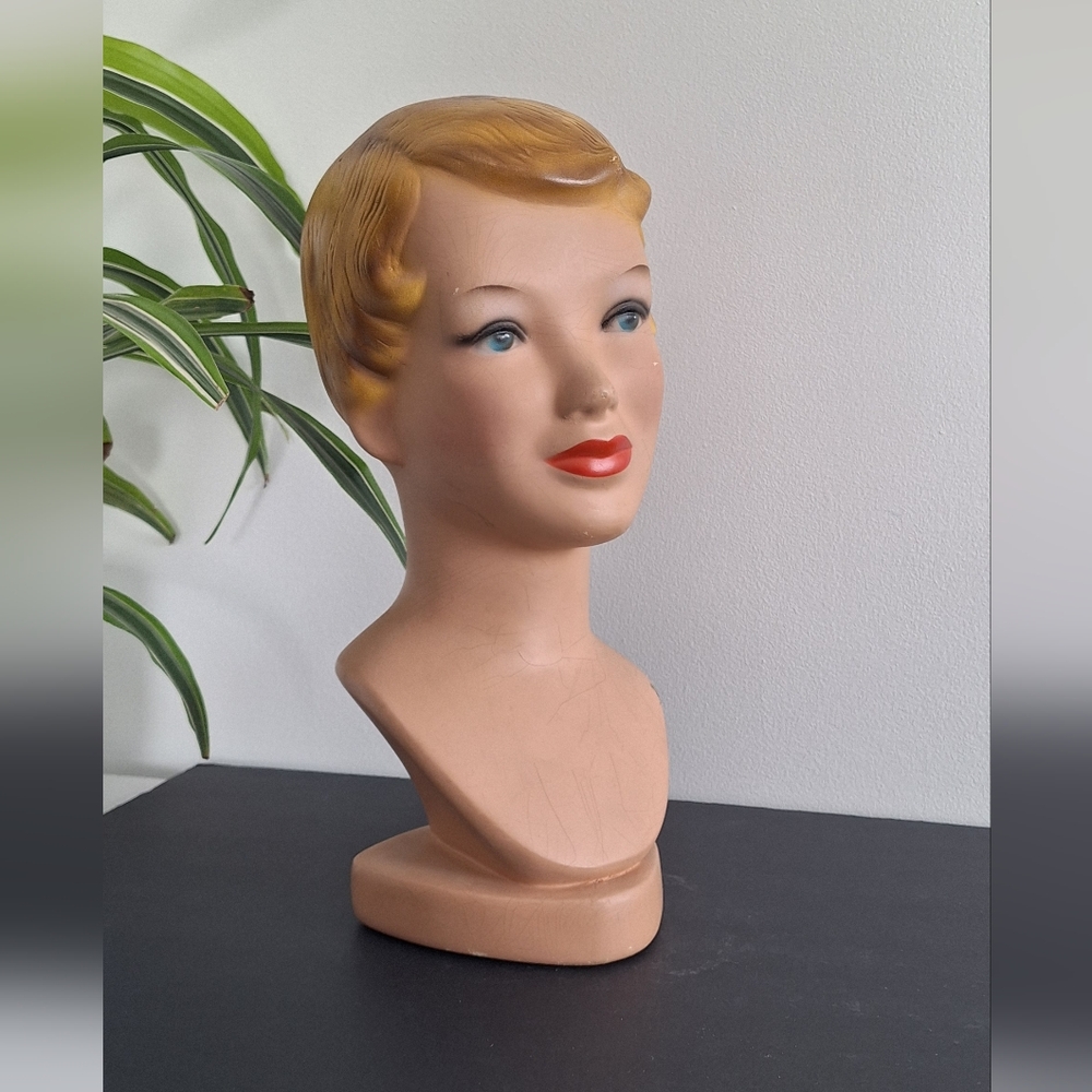 Mannequin head, hat head.Fashion display